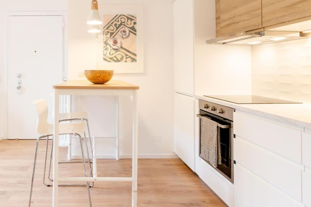 Luxury 1 Bedroom Apartment, Close To San Siro, Fiera And 10 Min Metro To Duomo 밀라노 외부 사진