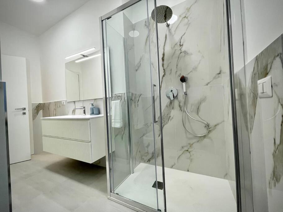 Luxury 1 Bedroom Apartment, Close To San Siro, Fiera And 10 Min Metro To Duomo 밀라노 외부 사진